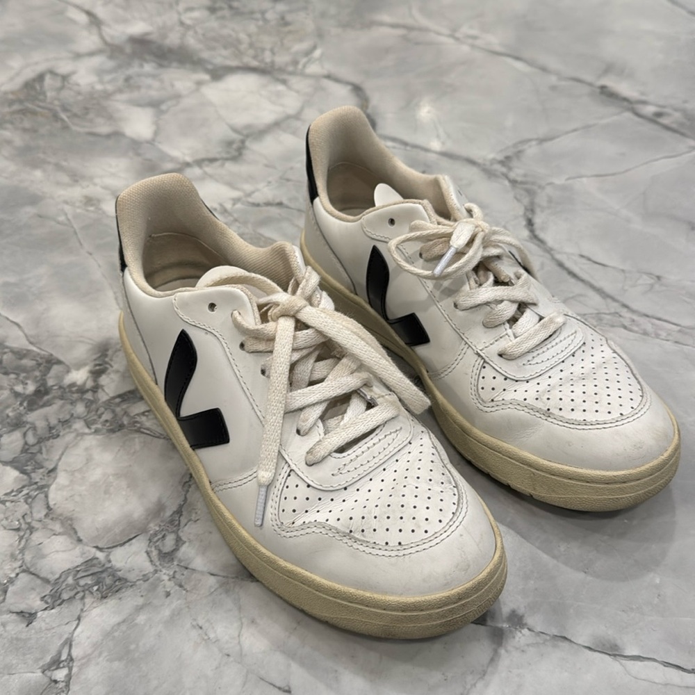 Veja V-90 Leather Sneaker Women’s 6